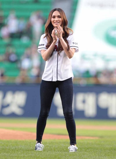 Megan Fox Throws The First Pitch In Seoul